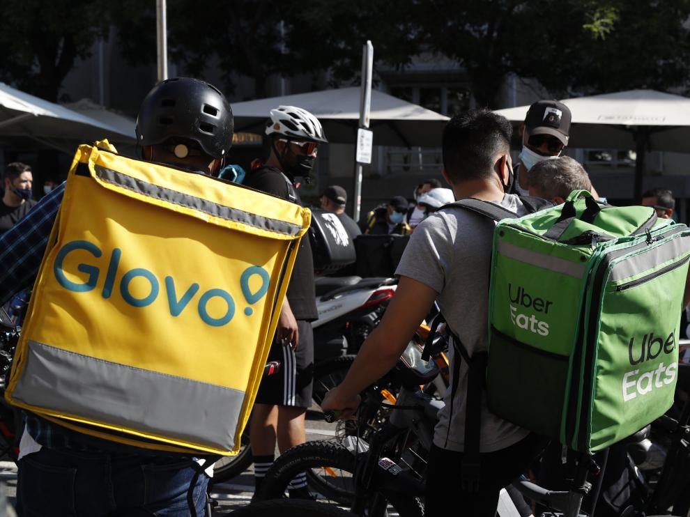 Protesta de 'riders' a las puertas del Congreso mientras se votaba la ley sobre repartidores de plataformas digitales