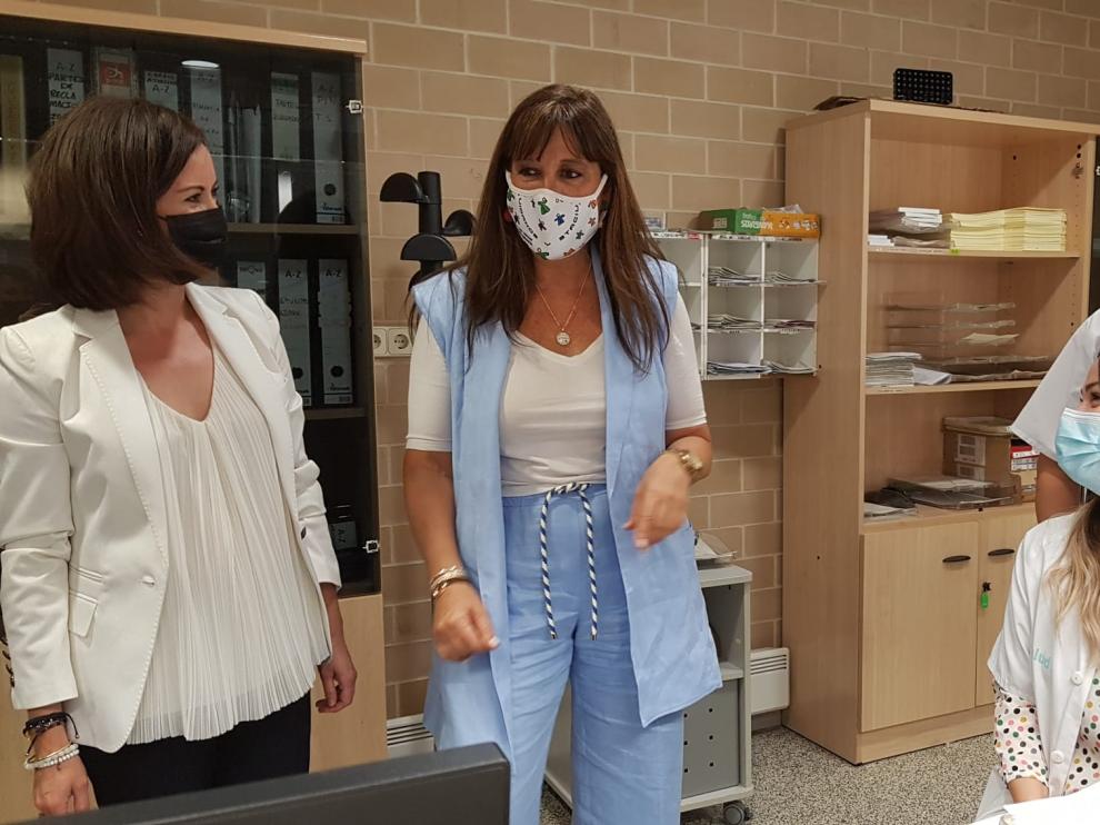 La consejera Sira Repollés durante su visita este miércoles al centro de salud de Ejea de los Caballeros.