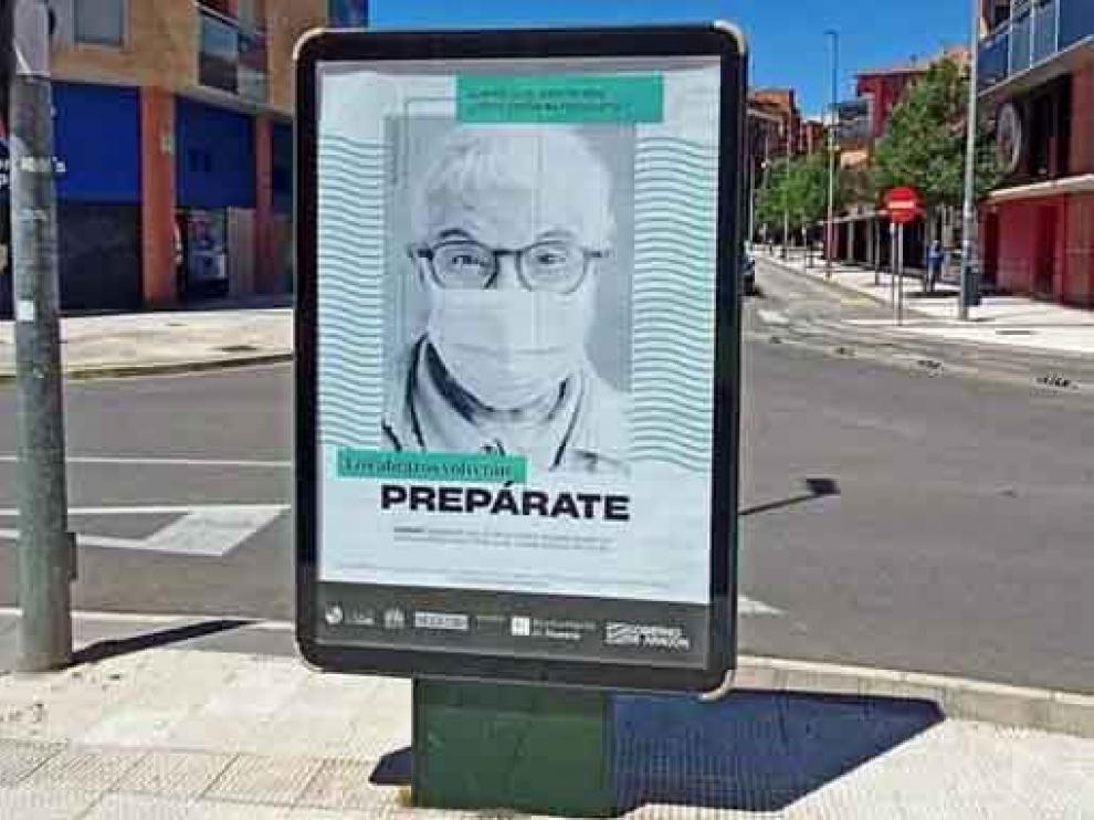Uno de los carteles de “Los abrazos volverán, ¡prepárate!” que se han colocado estos días.