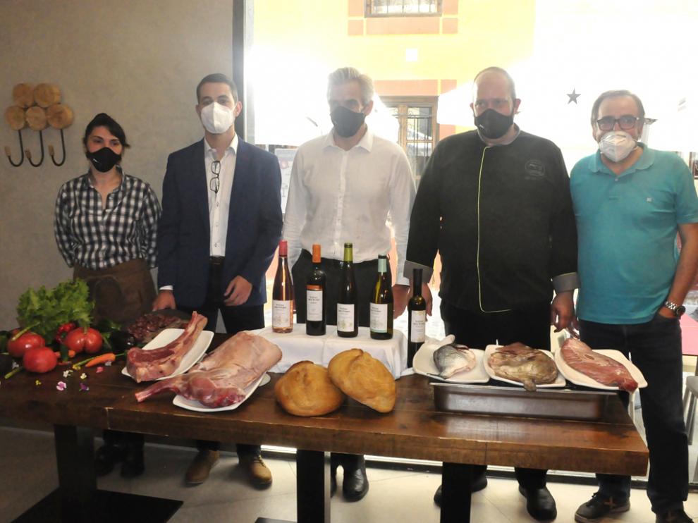 Diego Mur, Pedro Marco, Javier Guiu y Jesús Arasanz, con productos y botellas de Viñas del Vero.