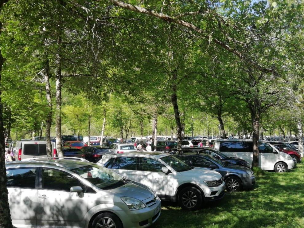Vehículos estacionados este sábado en la Pradera de Ordesa