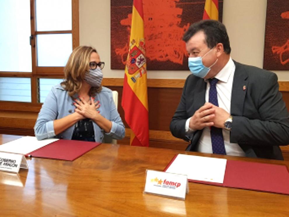 La consejera de Presidencia, Mayte Pérez, y el presidente de la FAMCP, Luis Zubieta.