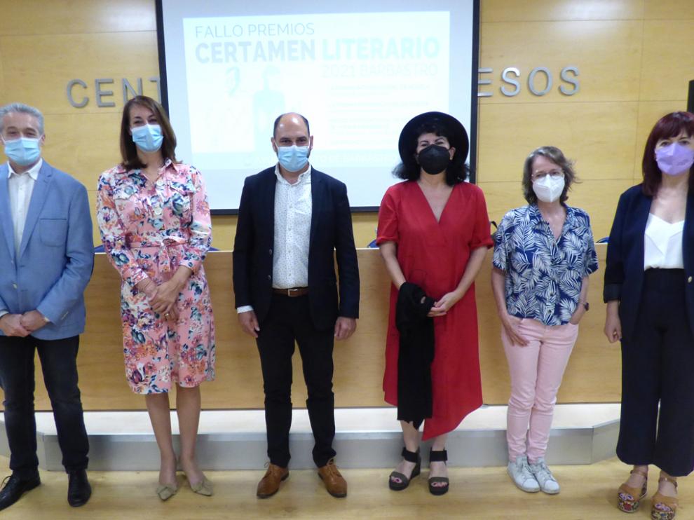 Participantes en el acto en el que se dieron a conocer los premios literarios de Barbastro.