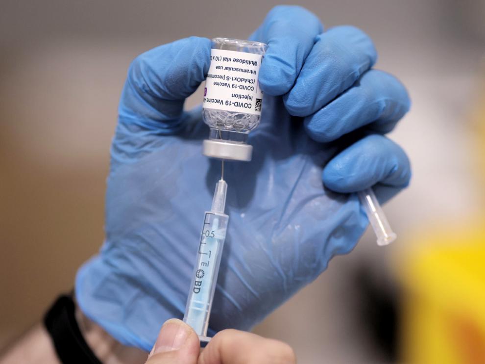 Un sanitario sostiene una vacuna contra el Covid-19