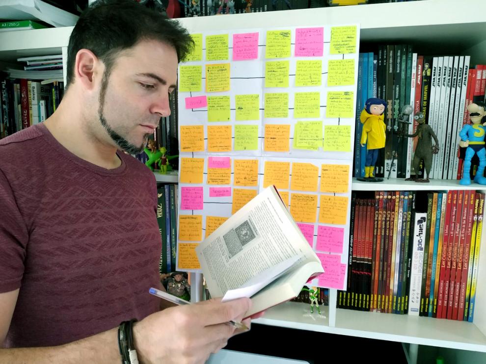 Héctor Pisa trabaja con un esquema de “post-it” para ordenar sus ideas.