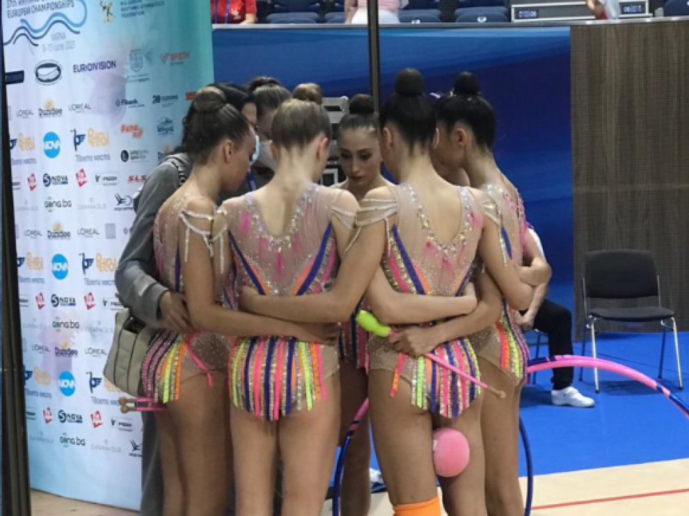 El conjunto español, justo antes de salir en el ejercicio mixto en el Europeo.