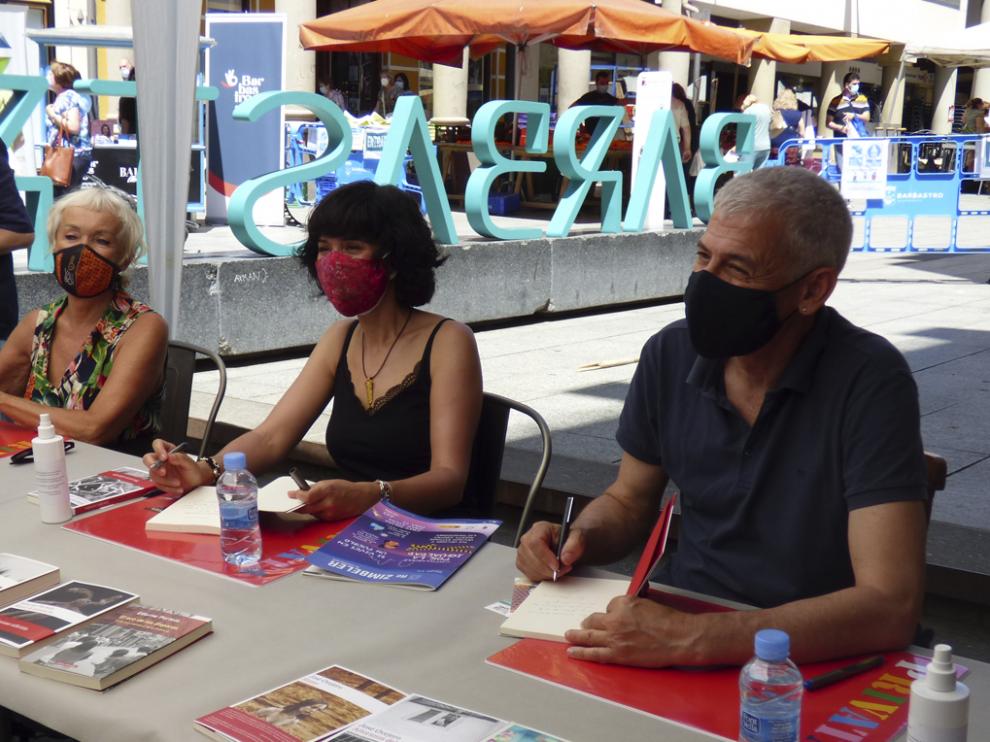 Mónica Zgustová, Edurne Portela y José Ovejero, en el puesto de la Librería Castillón.