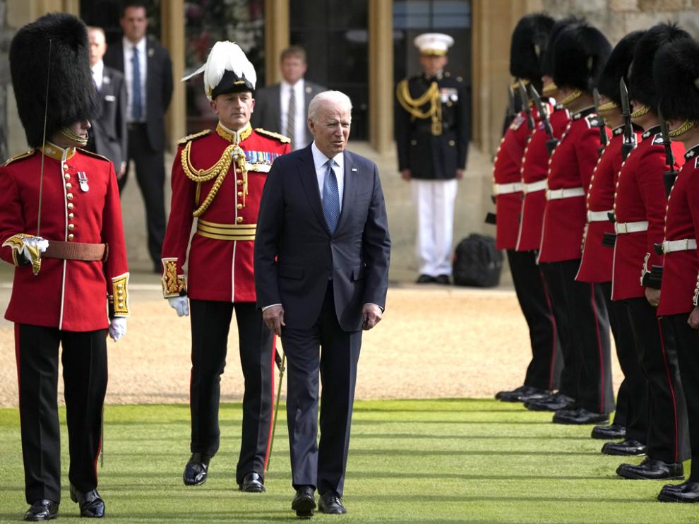 Biden, inspeccionando a la guardia de honor, durante su visita al castillo de Windsor