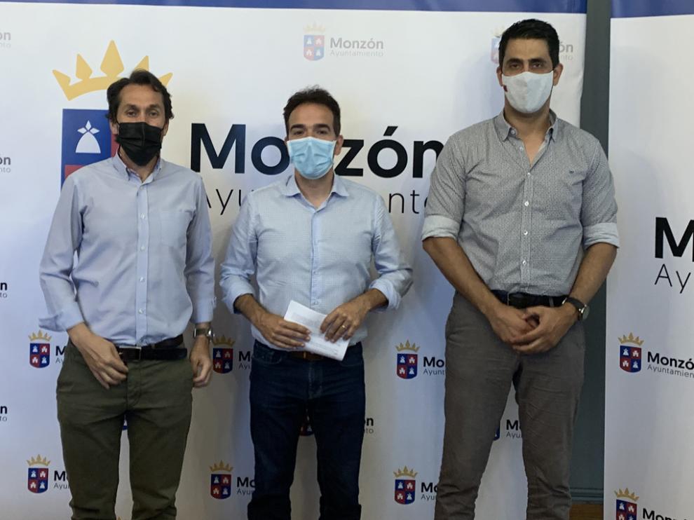 En la imagen, junto al concejal de Innovación y Transformación Digital, Jesús Guerrero, Jorge Blasco, de Embou, y Juan José Prieto, de Plataformas Inteligentes y Smart Cities