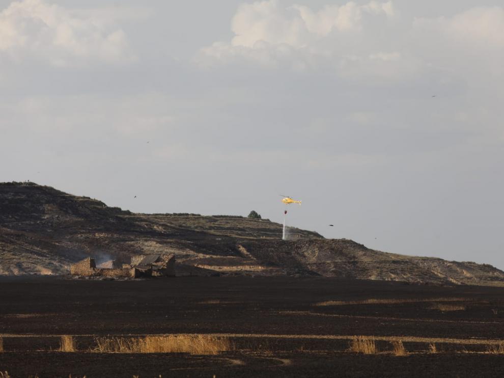 Un incendio en los trabajos de extinción del incendio en un campo de cereal de Almudévar.