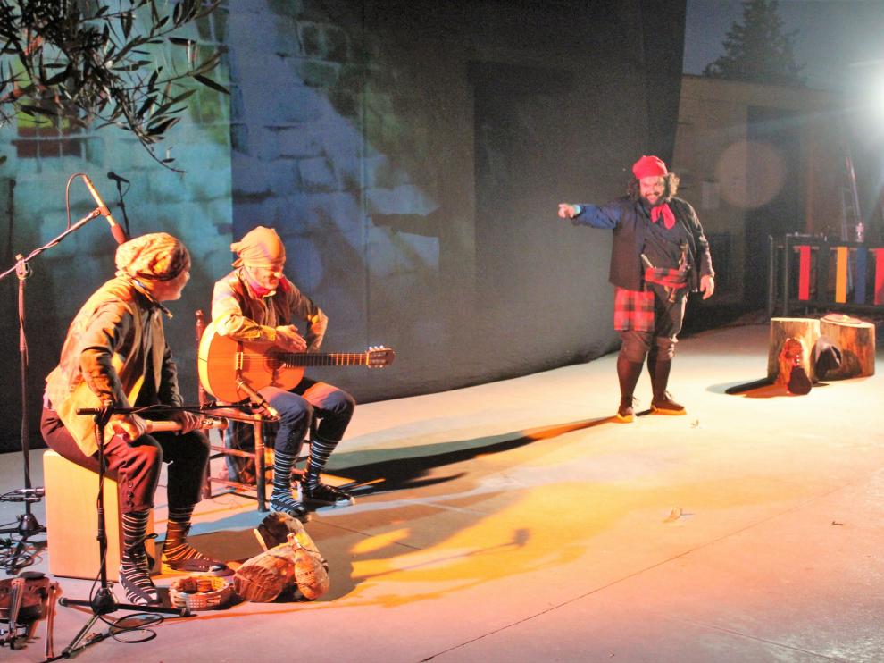 Éxito de Teatro de Robres y su obra “Cucaracha” en la inauguración del Ciclo Artístico Comarcal Inspira Monegros.