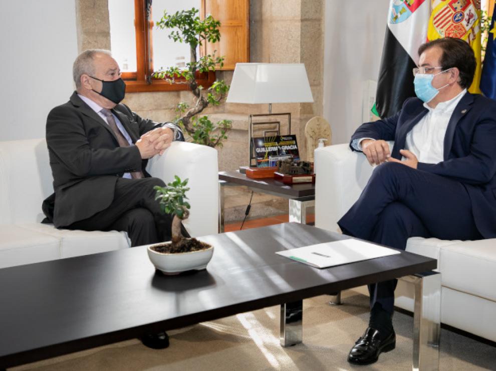 Un momento de la reunión entre el presidente extremeño y el de la Diputación de Huesca.