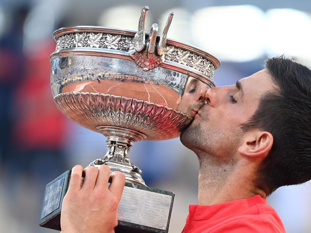 Novak Djokovic besa la Copa de los Mosqueteros, la segunda que consigue.