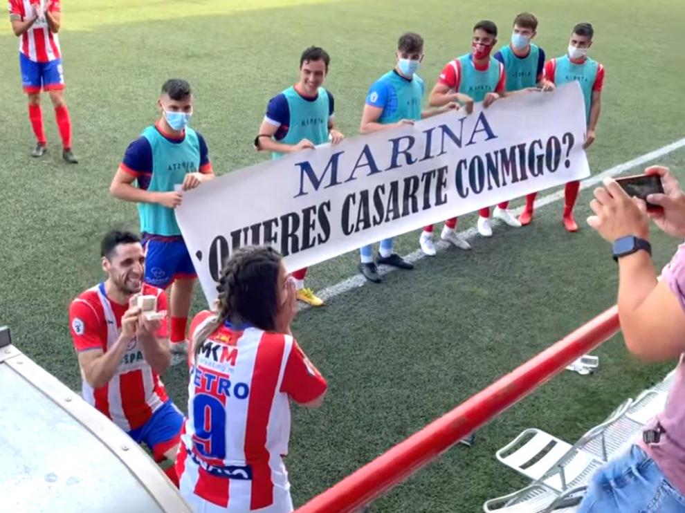 Petro hinca rodilla ante su novia en la celebración del primer gol del partido para pedirle matrimonio