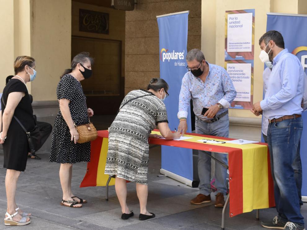 Recogida de firmas contra los indultos a los líderes del ‘procés’ en los Porches de Galicia de Huesca