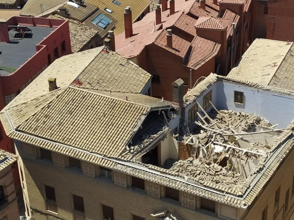 Aspecto que presenta el edificio tras el derrumbamiento de parte de la cubierta.