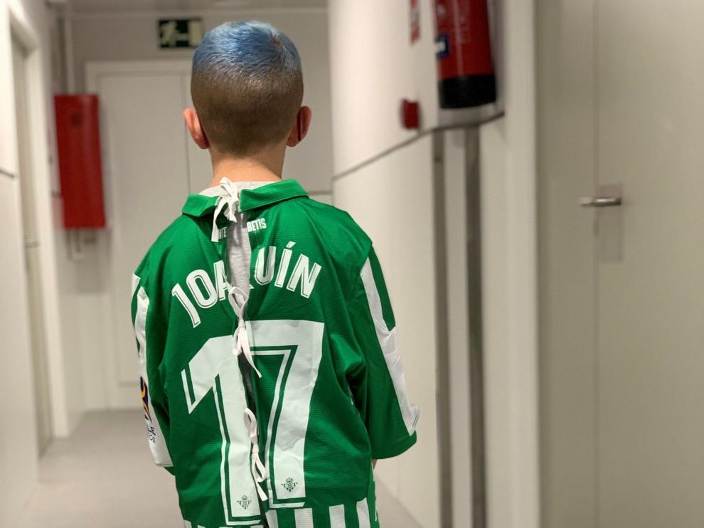 Las camisetas del Betis buscan insuflar ánimos a los niños hospitalizados.