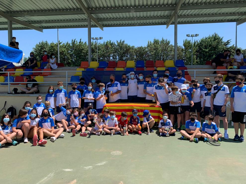 Foto de familia de los participantes en las finales del Torneo Social del CT Zoiti Peugeot.