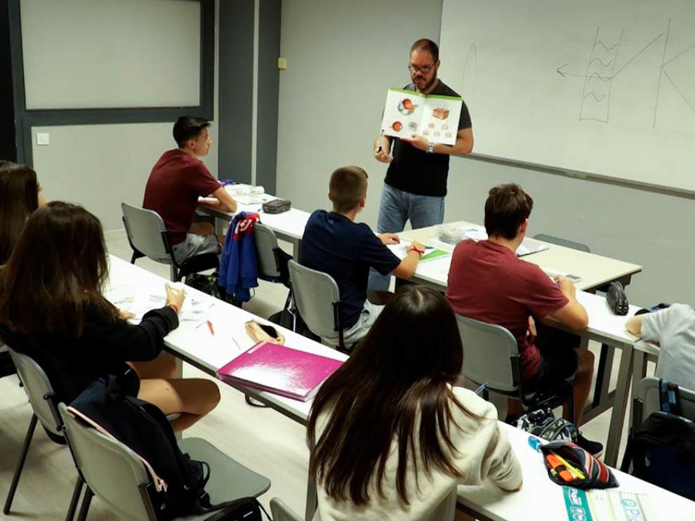 Foto de archivo de uno de los profesores impartiendo clase durante el Colegio de Verano