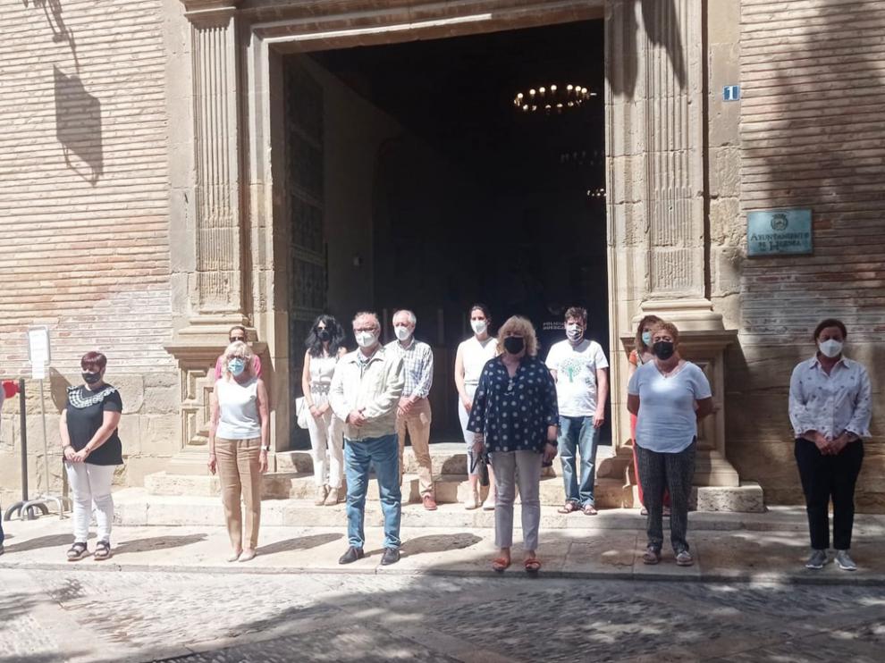 Minuto de silencio en el Ayuntamiento de Huesca