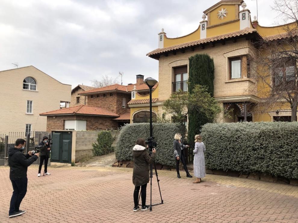 La mirilla recorre un chalet construido con inspiración mudéjar y modernista.