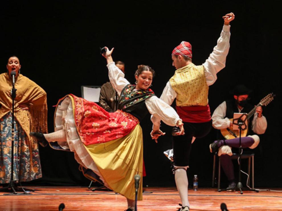 Los bailadores Paula Allueva y David Pérez se alzan con el primer premio en el V Certamen de Jota
