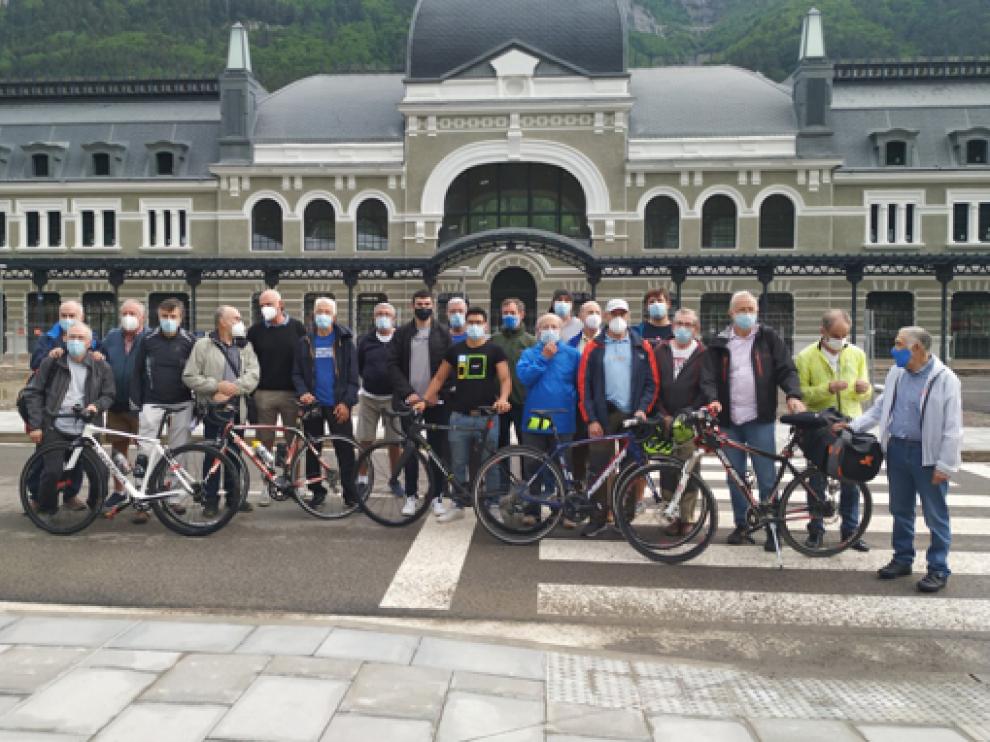 Los participantes posan junto al alcalde de Canfranc.