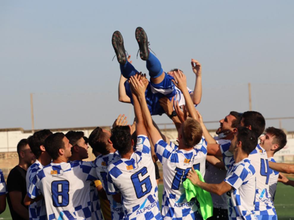 Manteado por sus compañeros al final del encuentro contra el Sariñena.