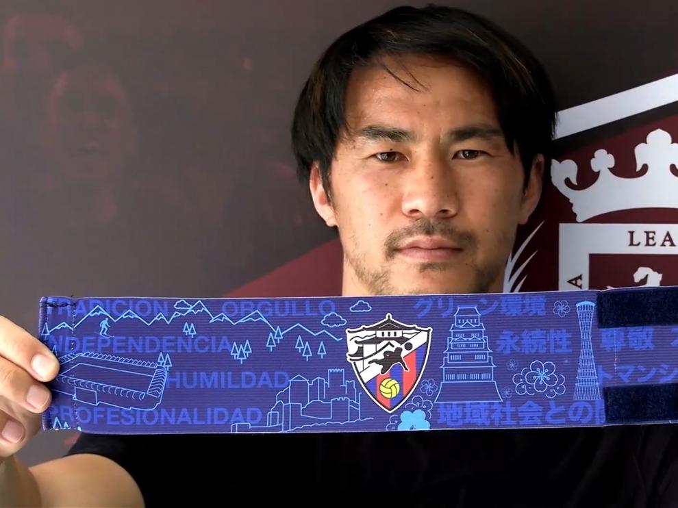 Okazaki muestra el brazalete