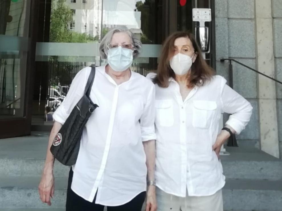 Representantes de la asociación Jaca Sin Perder el Norte entregaron ayer las firmas en los dos ministerios.