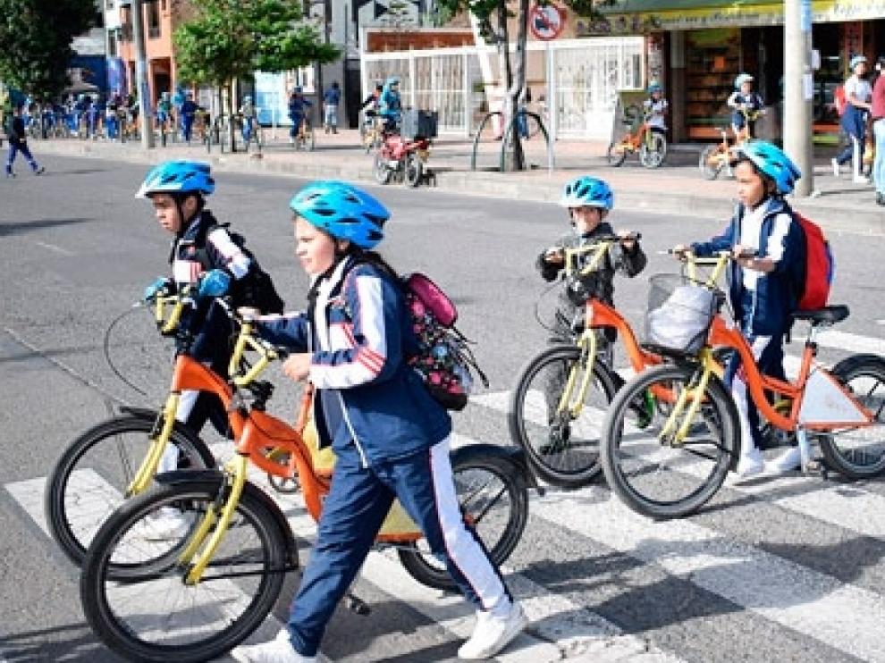 Cada vez son más los escolares que van en bici al colegio.