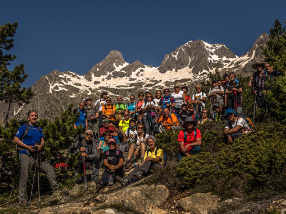 El grupo, con un telón de fondo montañoso espectacular.