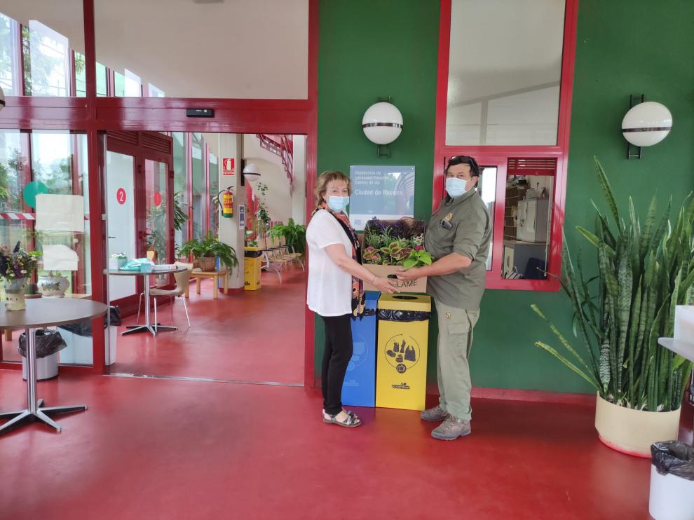 Momento de la entrega en la Residencia Ciudad de Huesca.