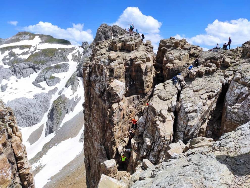 Imagen de las espectaculares cimas de los Mallos de Lecherín y los montañeros culminando la ascensión.