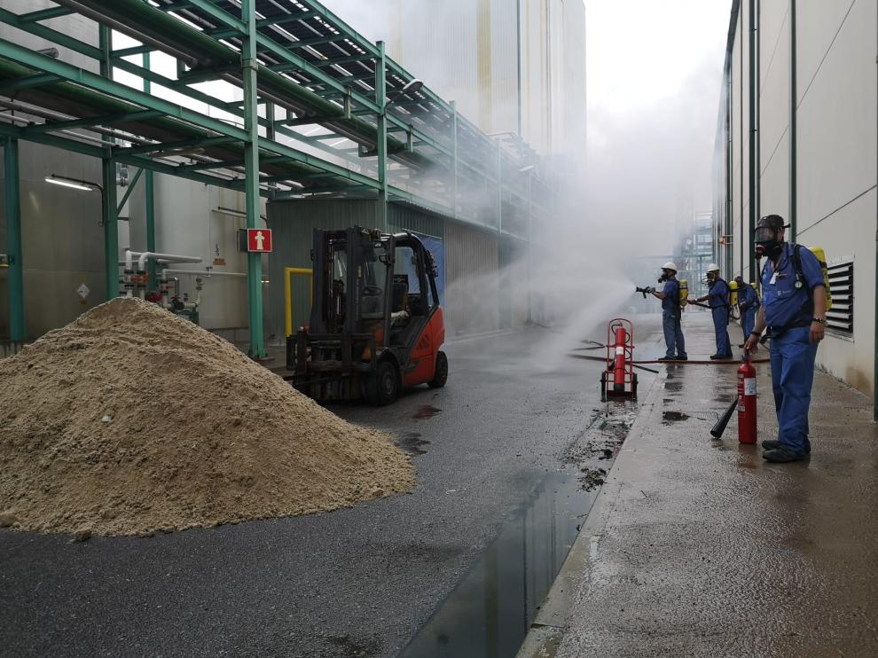 El simulacro ha recreado un incendio en la factoría de Ercros.