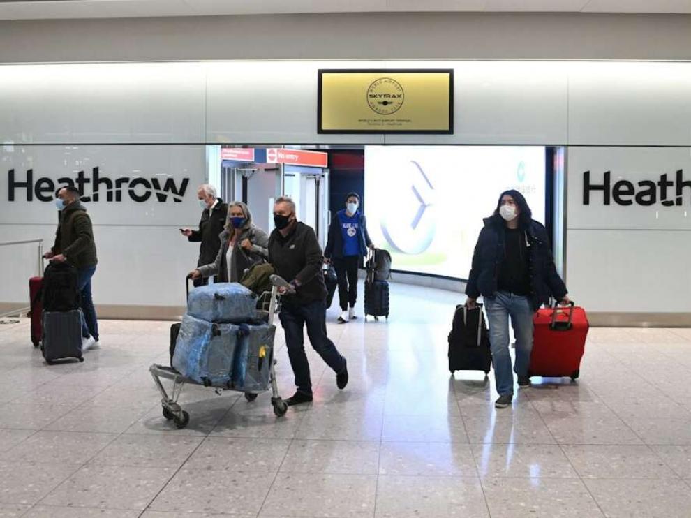 Un grupo de turistas sale del aeropuerto de Heathrow en el Reino Unido