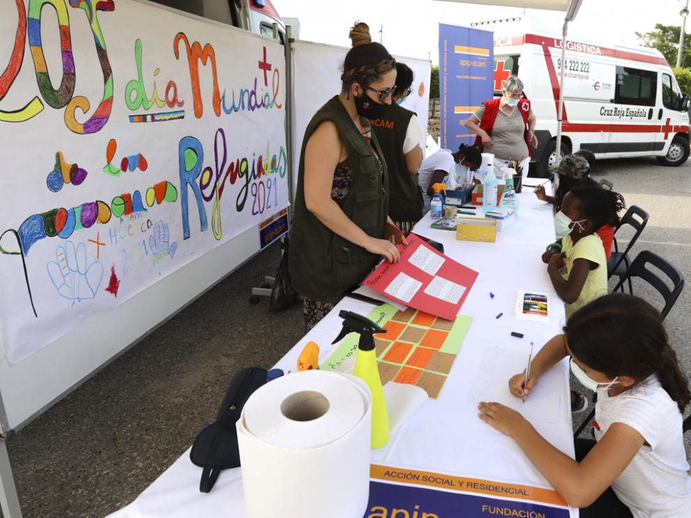 Los niños participan en el mural intercultural colocado por Cruz Roja el pasado martes en el Parque Universidad