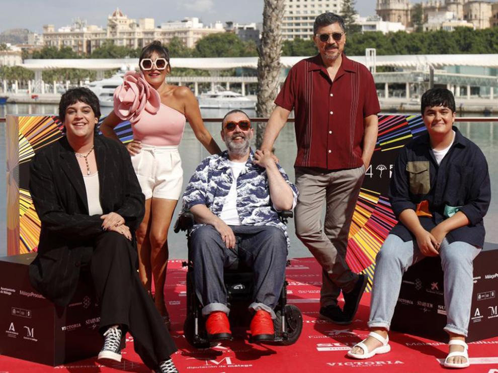 Bob Pop rodeado de los protagonistas de la serie, en la presentación en el Festival de Málaga.
