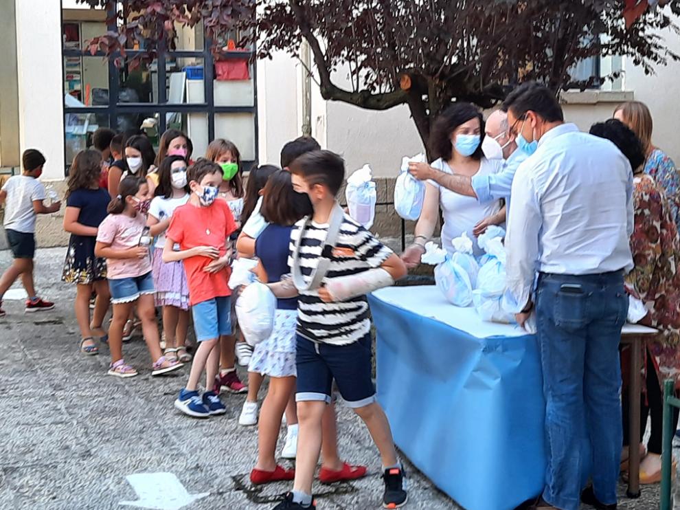 Entrega del “Papelón”, por parte de las autoridades grausinas a los alumnos del CEIP Joaquín Costa.