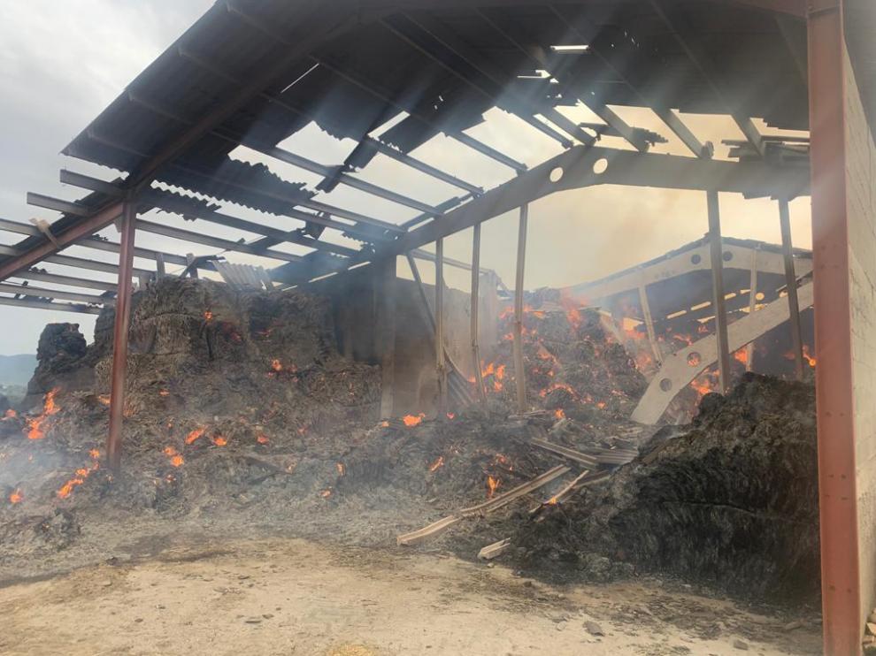 Estado de la nave calcinada por el fuego en el núcleo grausino de Güel.