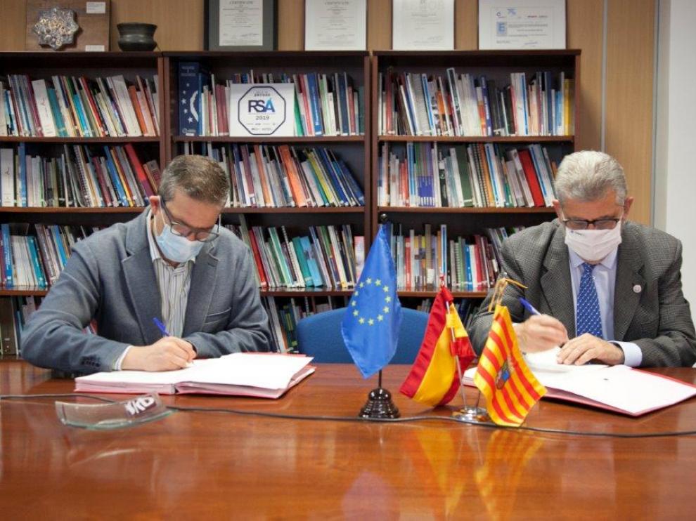 Raúl Camarón y José Antonio Mayoral en la firma del convenio del programa Universa