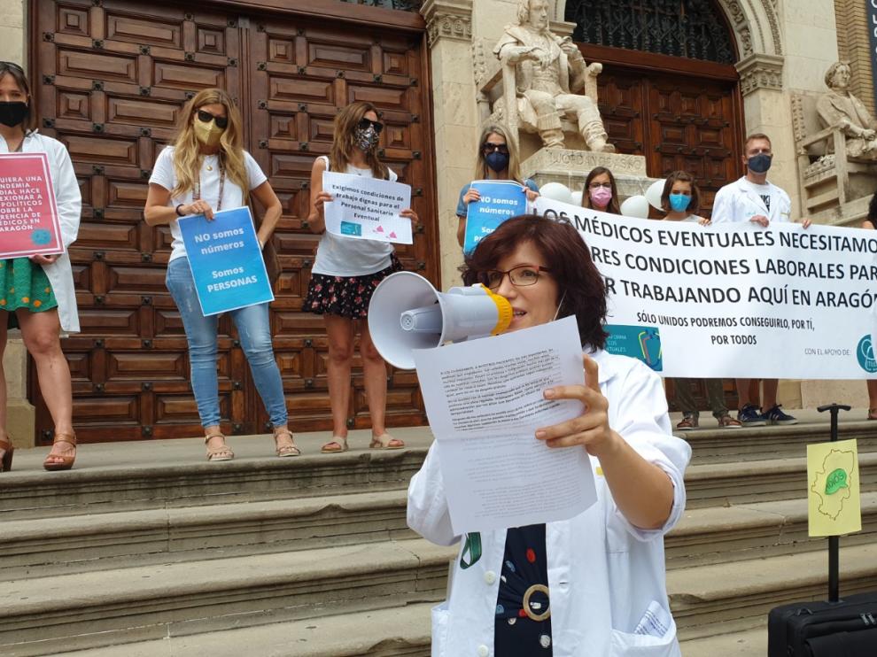 Lectura del manifiesto de la Plataforma de Médicos Eventuales de Aragón.
