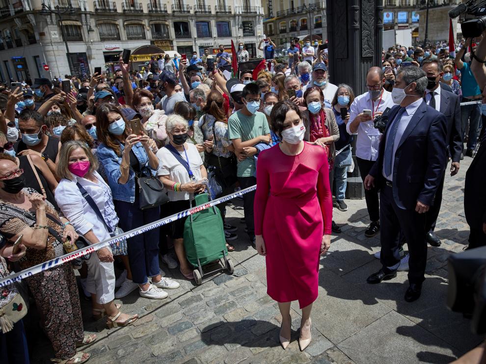 Isabel Díaz Ayuso saludó a sus fans a su salida del acto de toma de su posesión.