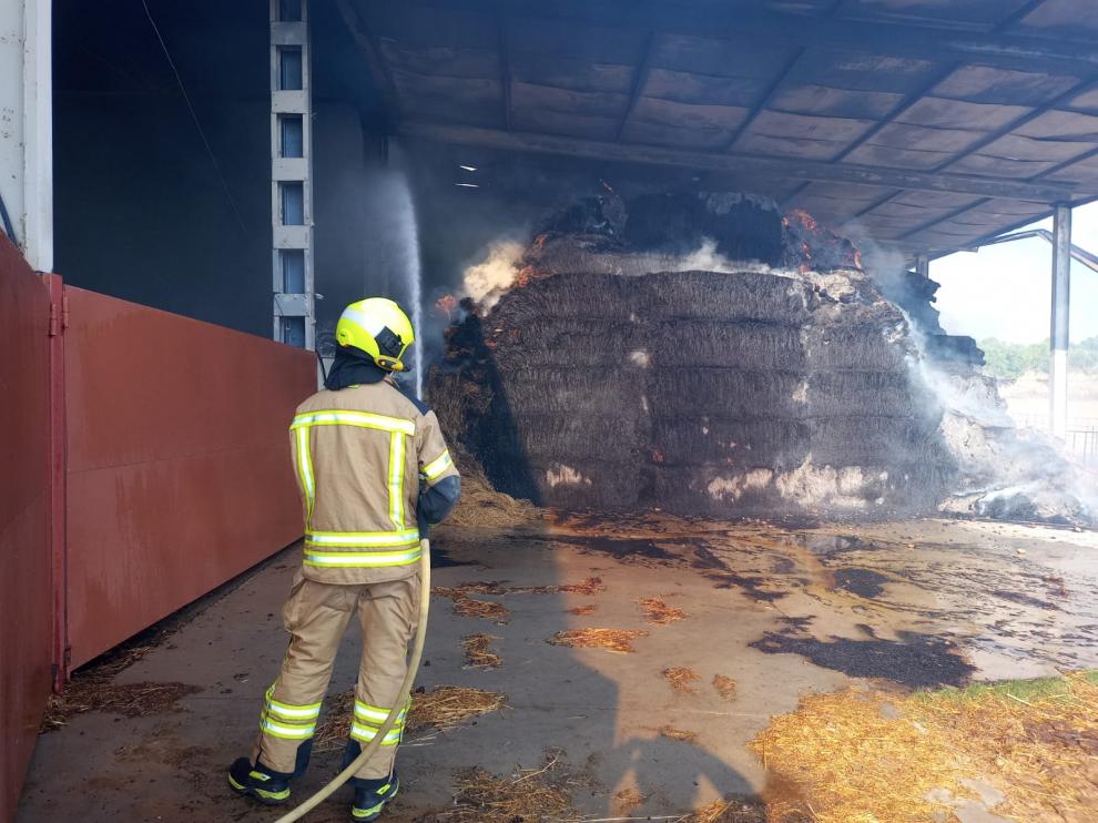 Labores de extinción del incendio en la nave siniestrada.