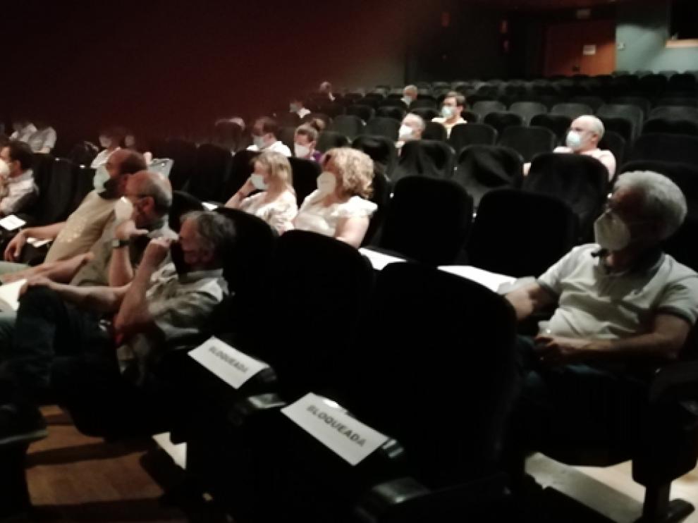 Asistentes a la asamblea general de Adesho celebrada el 9 de junio en Huesca.