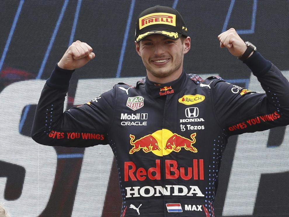 El piloto de Red Bull celebra la victoria en el circuito Paul Ricard de Francia.