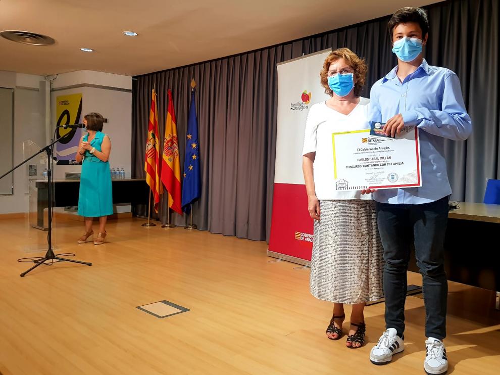 Broto junto a uno de los ganadores del certamen.
