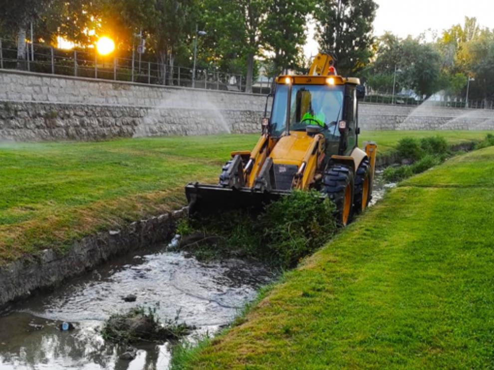 Imagen de una excavadora limpiando el río Isuela.