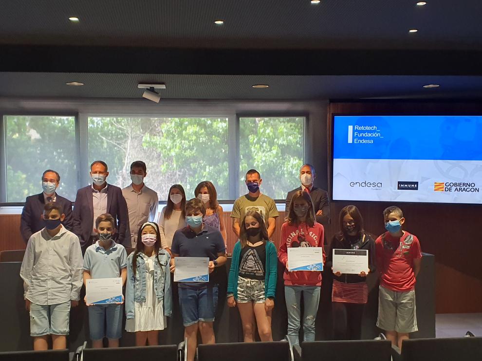 Alumnos del CEIP Vírgen de los Ríos muestran el premio “Fundación Endesa” de la VI Edición de Retotech.