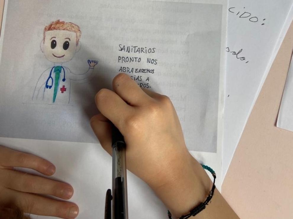 Un alumno del Colegio Santa Ana de Sabiñánigo, haciendo deberes durante el confinamiento.